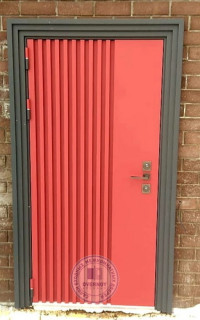 Входная дверь с декором Рейка RAL 8019 с терморазрывом | Встроенная система обогрева